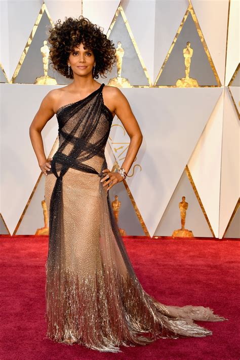 oscars 2017 halle berry versace|halle berry red carpet dress.